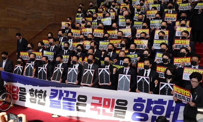 국힘, 국회 온 李대통령에 “꺼져라”, “범죄자”... 이재명 반응은