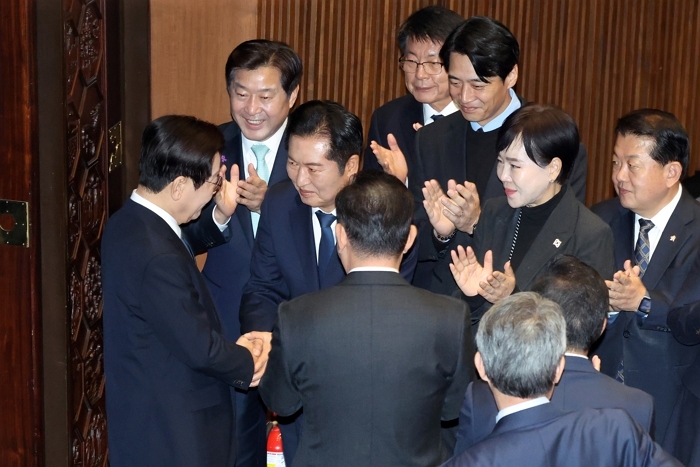 origin_시정연설참석하며정청래대표와인사하는이재명대통령 (1).jpg