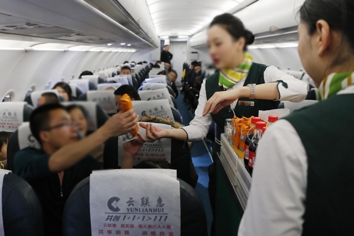 “항공 이모 뽑아요”... 중국 항공사 승무원 채용 공고 논란