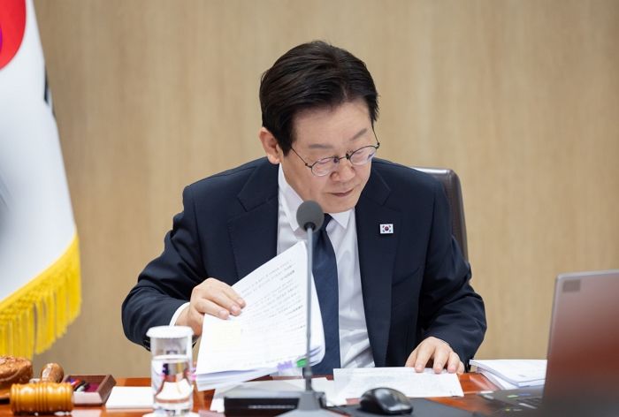 李 대통령, 외교 강행군 뒤 쉰 목소리로 국무회의 참석... “몸살 걸렸다”