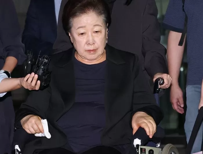 한학자 통일교 총재가 22일 오후 서울 서초구 중앙지방법원에서 윤석열 전 대통령 부부에게 통일교 현안을 청탁했다는 의혹과 관련 구속 전 피의자 심문(영장실질심사)을 마친 뒤 대기 장소인 서울구치소로 향하고 있다. 2025.9.22 / 뉴스1