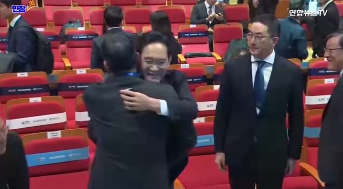 정용진 보자 반가움 터뜨린 이재용... 따뜻한(?) ‘이 한마디’에 돈독한 우애 입증됐다 (영상)