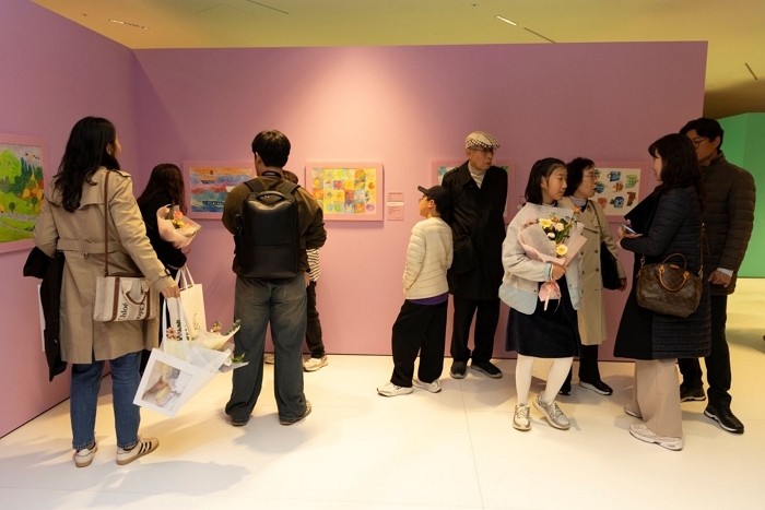 별첨_전시를 관람하는 참여작가와 가족들.jpg