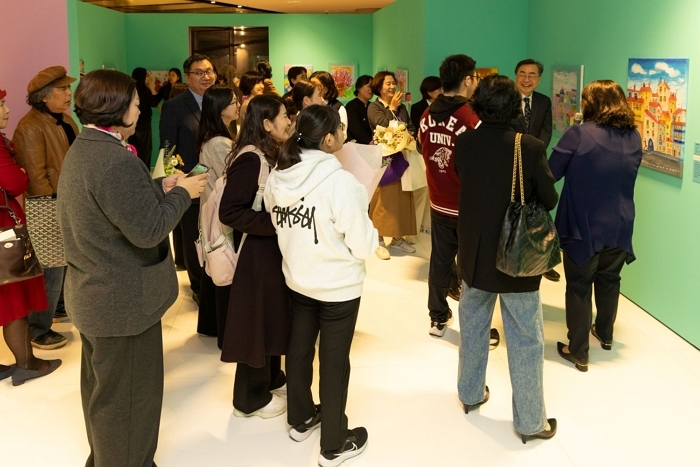 별첨_전시 설명을 듣는 참여작가와 가족들.jpg