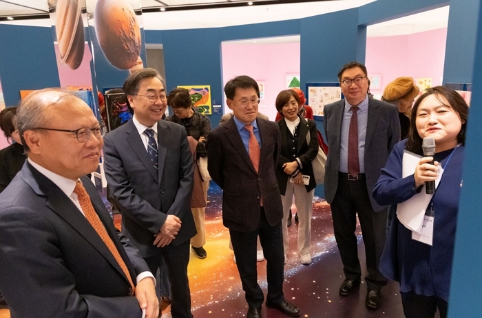 별첨_전시 설명을 드는 (좌부터) 삼성생명공익재단 대표이사 한승환 사장, 서울특별시어린이병원 남민 원장, 삼성재단 총괄 류문형 부사장, 삼성복지재단 최인 상무.jpg