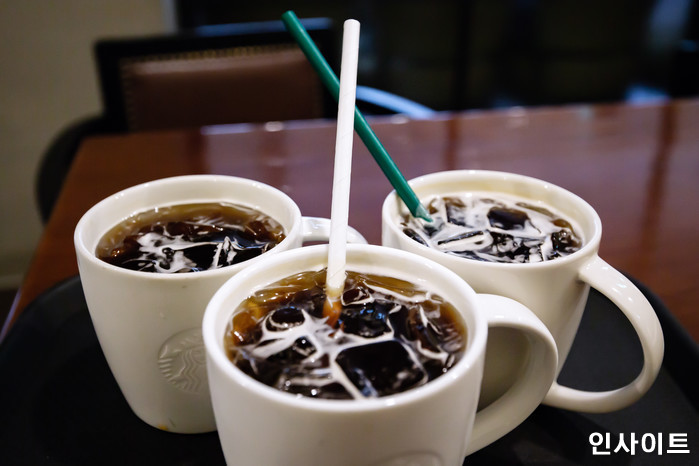 “눅눅함 이제 안녕!” 스타벅스, 고객 의견 반영해 ‘플라스틱 빨대’ 도입... 종이 빨대와 병행 사용