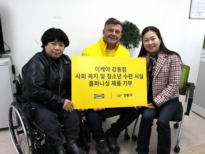 [사진자료 3] 이케아 강동점, 강동구청, 강동어울림복지관 관계자 등이 5일 오전 진행된 기부 물품 전달식에서 기념 촬영을 하고 있다 (3).JPG