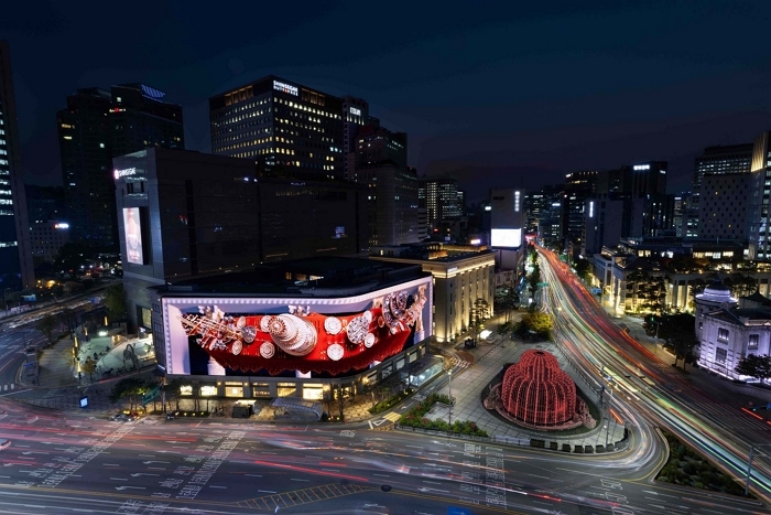 명동의 밤이 깨어났다... 신세계가 펼치는 ‘시간을 잇는’ 마법의 세계 (사진)