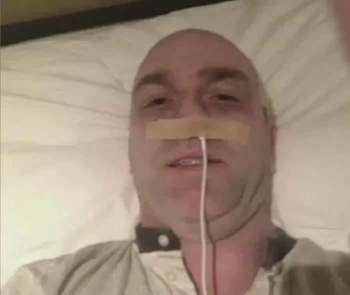 산소튜브 대신 아이폰 충전선 코에 꽂고 암 환자인 척,  지인들 돈 가로챈 스포츠 영웅