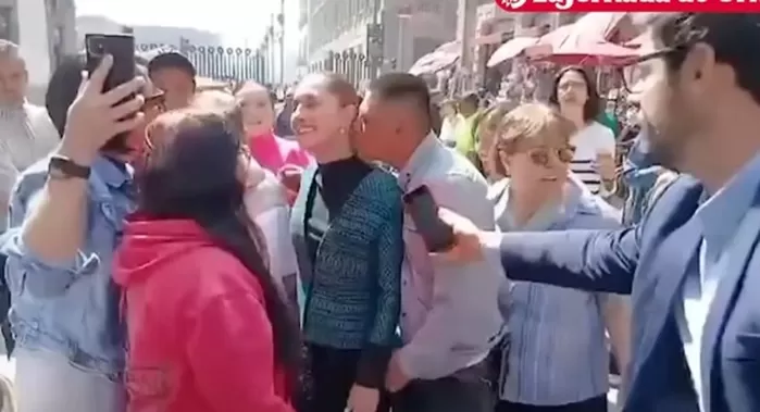 “목덜미 키스하고 손 올리다 제지 당해”... 멕시코 첫 女대통령, 길거리에서 성추행 당했다