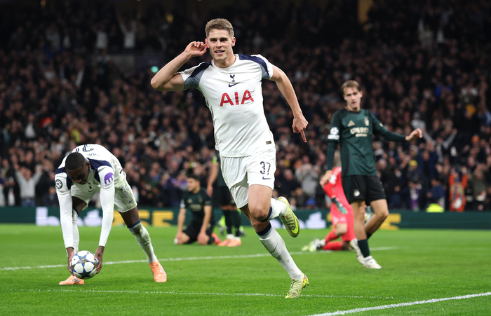 손흥민 이후 또 한 번의 기적... 토트넘 판 더 펜, 80미터 질주 ‘인생골’ 터뜨렸다 (영상)