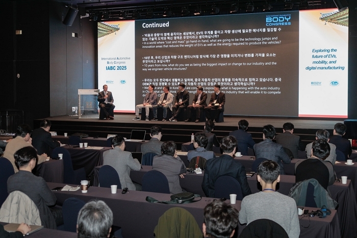 [사진 4] IABC 2025 서울에서 패널 디스커션에 참여하고 있는 GM, LG에너지솔루션, 현대자동차, 삼성SDI, POSCO의 리더십.jpg