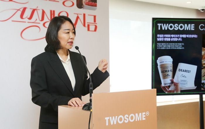 “‘스초생’과 함께하는 달콤한 겨울”....  투썸플레이스, ‘투썸 2.0 안국’서 2025 홀리데이 라인업 공개