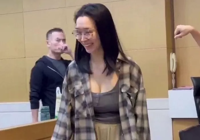 ‘2000억 범죄 프린스그룹’ 女비서 활짝 웃으며 석방, 보석금 700만원에 자유의 몸