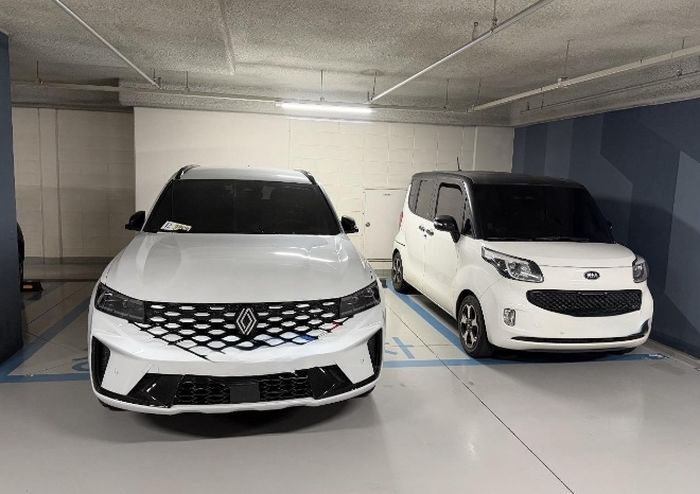 경차 주차 구역 2칸 점령한 SUV 운전자... 항의했더니 “고소하겠다”