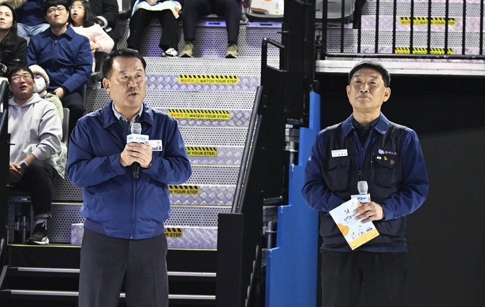 (사진3) (왼쪽부터) 현대차 국내생산담당 및 최고안전책임자(CSO) 이동석 사장과 금속노조 현대차지부 문용문 지부장이 발언하는 모습.jpg