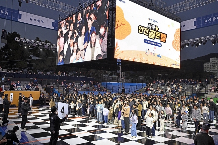 (사진2) 현대차 임직원 가족들이 ‘가족 안전 골든벨’ 프로그램에 참여하는 모습.jpg