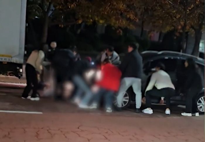 자전거 타다 승용차에 깔린 초등생... 우르르 달려온 시민들이 자동차 ‘번쩍’ 들어 구했다