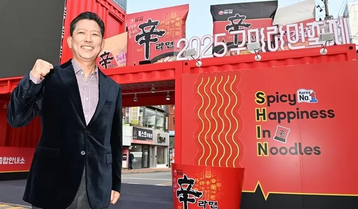 구미 라면축제 개막일인 7일 김장호 구미시장이 개장식에 앞서 파이팅을 외치고 있다. 구미 라면축제는 오는 9일까지 구미역 일원에서 열린다. / 뉴스1