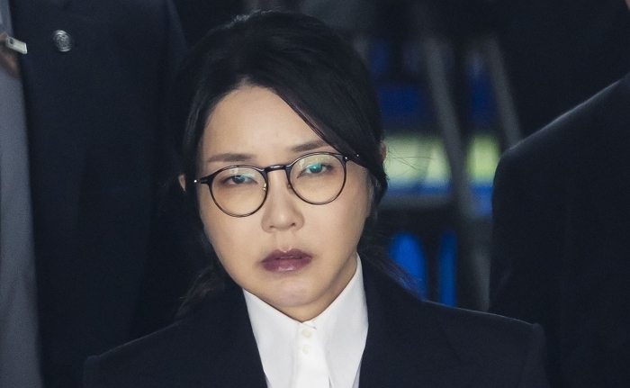 김건희, 재판서 50대 男과의 메시지 나오자 ‘어지럼증’ 호소하며 중도 퇴정