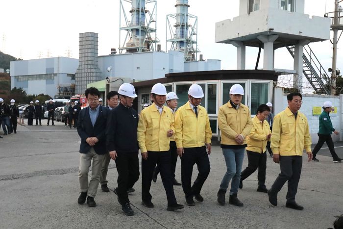 ‘화력발전소 붕괴사고’ 현장 찾은 정청래 “너무 처참해...  최선 다하겠다”