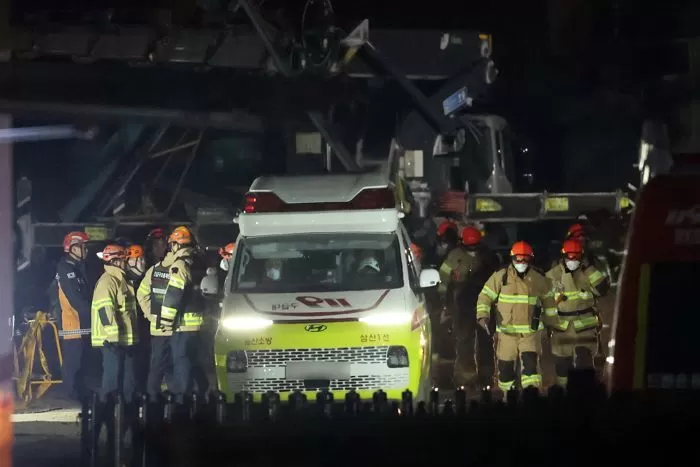 7일 새벽 울산 남구 동서발전 울산화력발전소 보일러 타워 붕괴현장에서 소방대원들이 매몰자 수색 및 구조작업을 벌이고 있다. 2025.11.7/뉴스1