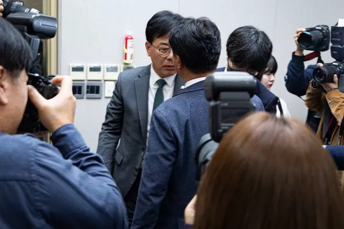 송언석 국민의힘 원내대표와 이기헌 더불어민주당 의원이 6일 서울 여의도 국회에서 열린 국회운영위원회의 대통령비서실 등에 대한 국정감사에서 감사중지가 선언된 후 회의실을 나서던 중 충돌하고 있다. 2025.11.6 / 뉴스1