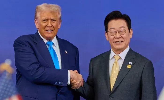 이재명 대통령과 도널드 트럼프 미국 대통령이 29일 경북 경주박물관에서 열린 한미 정상회담에 앞서 악수하고 있다. 2025.10.29 / 뉴스1(대통령실 제공)