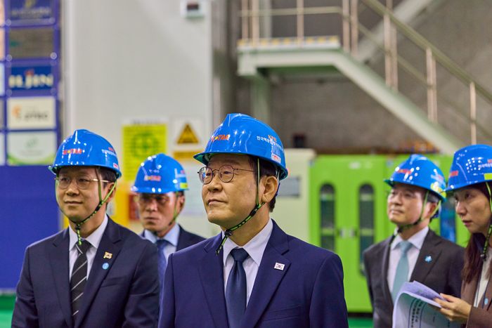 李 대통령 “국가과학자 100명 뽑겠다... 젊은 과학자들, 맘껏 연구하라”