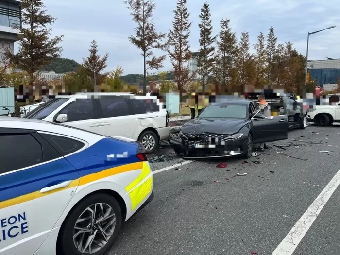 대전 신세계백화점 앞 도로 사고 현장 모습.&#160;대전소방본부 제공&#160;