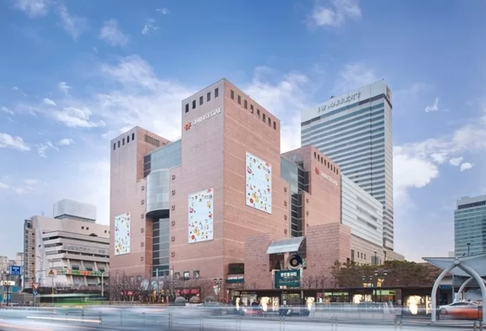 신세계백화점 강남점 전경. 국내 최초로 연 매출 3조원을 돌파하는 기록을 썼다. 사진 신세계백화점