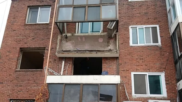 전북 전주시 덕진구의 한 빌라에서 발코니가 무너져 리모델링 공사를 돕던 50대 작업자가 숨졌다. / 전북특별자치도 소방본부 제공-연합뉴스