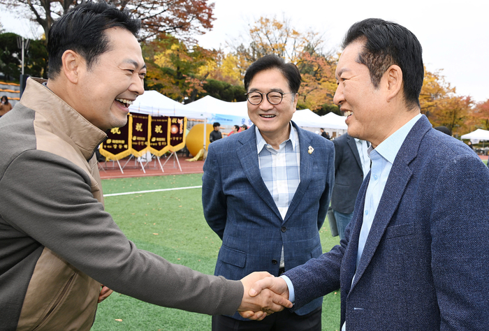 “악수 한 번에 분위기 ‘확’ 풀렸다”... 정청래·장동혁, 주말 행사서 뜻밖의 훈훈 ‘투샷’