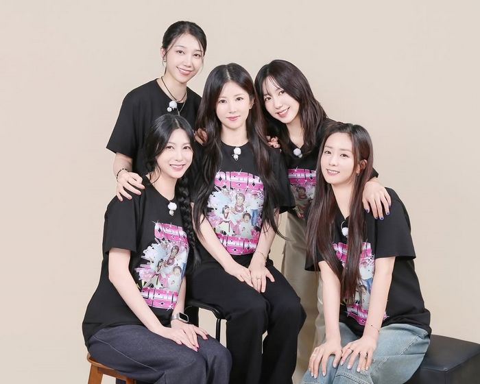 에이핑크 리멤버 포토 공개 다음날... 손나은 SNS 본 팬들 사이에서 ‘이런 추측’ 나왔다