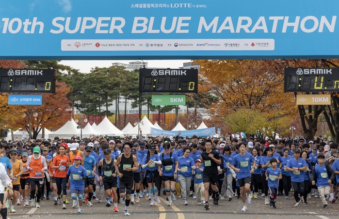 파란 끈 묶고 함께 달렸다... 롯데 ‘슈퍼블루마라톤’ 10년의 완주