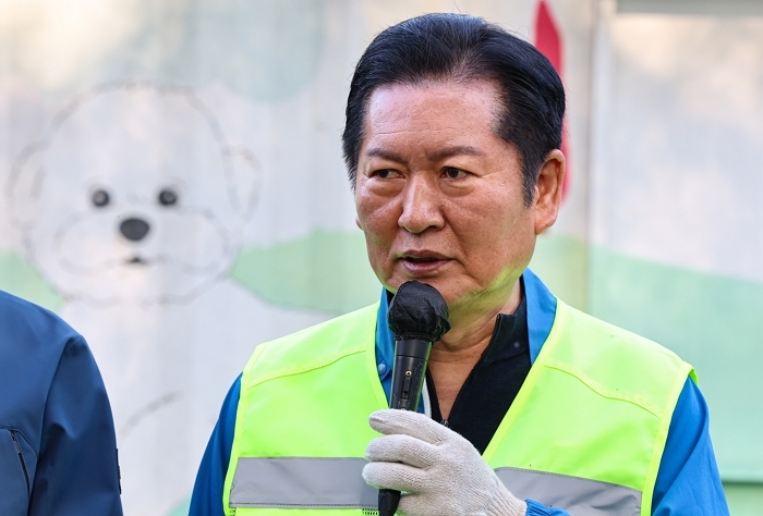 ‘취임 100일’ 정청래, 대표 기자회견대신 ‘유기견 봉사활동’ (사진)