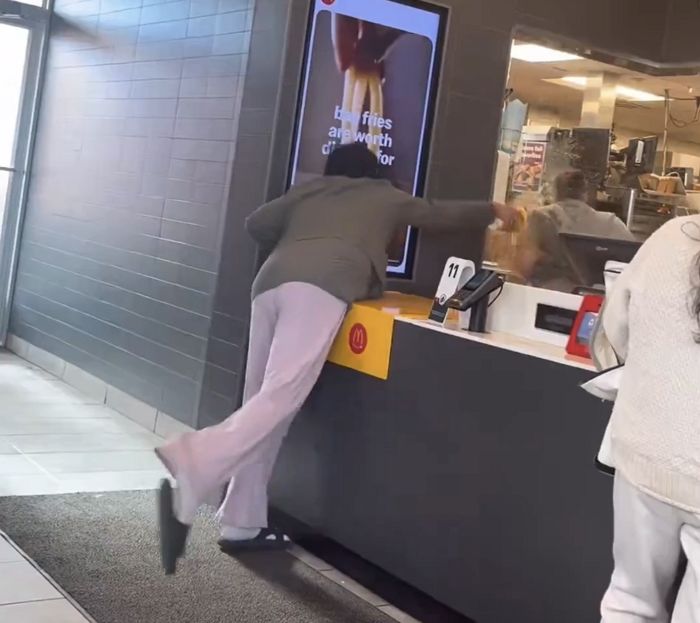 “왜 빨리 안 줘!”... 美 맥도날드서 매니저에 ‘뜨거운 커피’ 집어던진 여성 (영상)