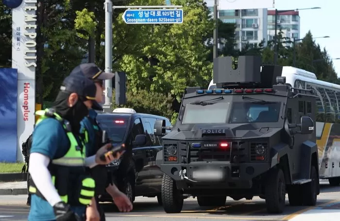 야탑역에 배치된 경찰특공대 차량 / 뉴스1 