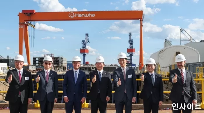 이재명 대통령과 김동관 부회장 등이 기념사진을 찍고 있다. / 사진제공=한화그룹