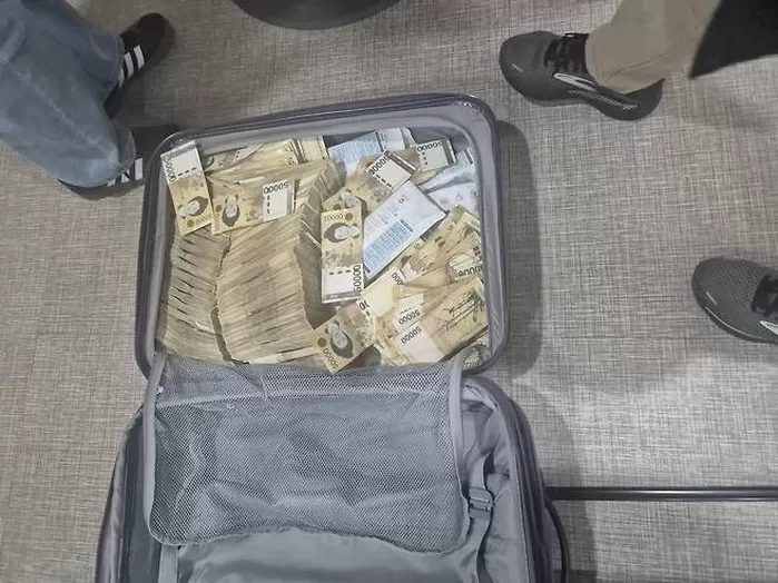 체납자 B씨의 배우자가 여행가방에 현금 4억원을 담아 옮기다가 국세청에 적발됐다. 사진은 적발된 여행가방./국세청