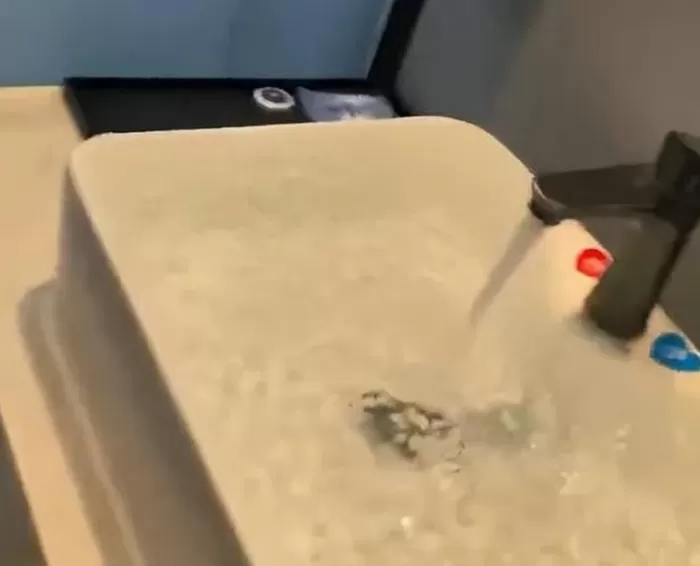 체크인 30분 뒤 취소하고 환불 안해주자 호텔방 물바다로 만든 여성