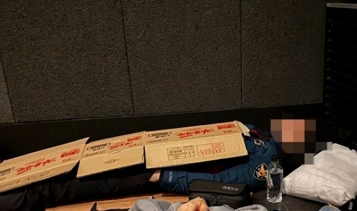 APEC 동원 경찰관들, 영화관 복도서 ‘박스’ 덮고 쪽잠잤다