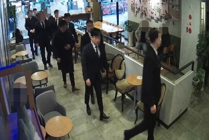 2025년 4월 상대 조직 급습을 위해 부산 시내 한 상점에 소집된 폭력조직원들 〈사진출처=부산경찰청〉