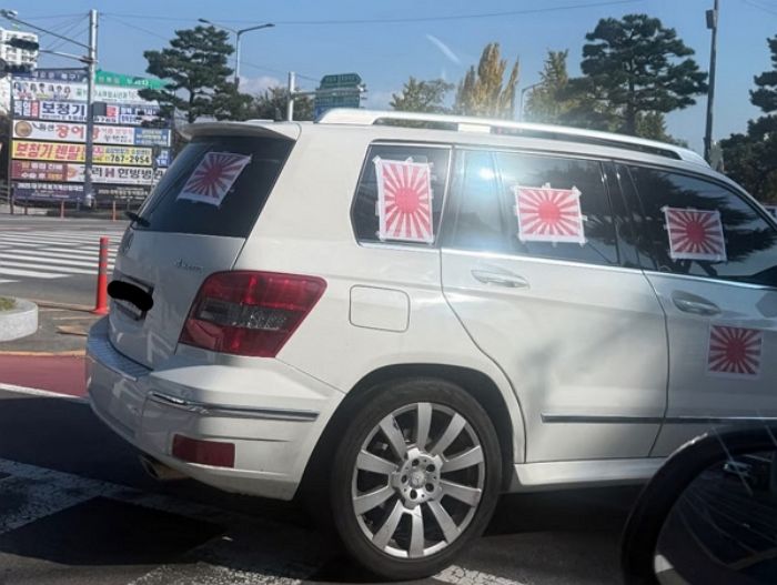 차량에 욱일기 덕지덕지 붙인 벤츠, 대구서 또 포착됐다