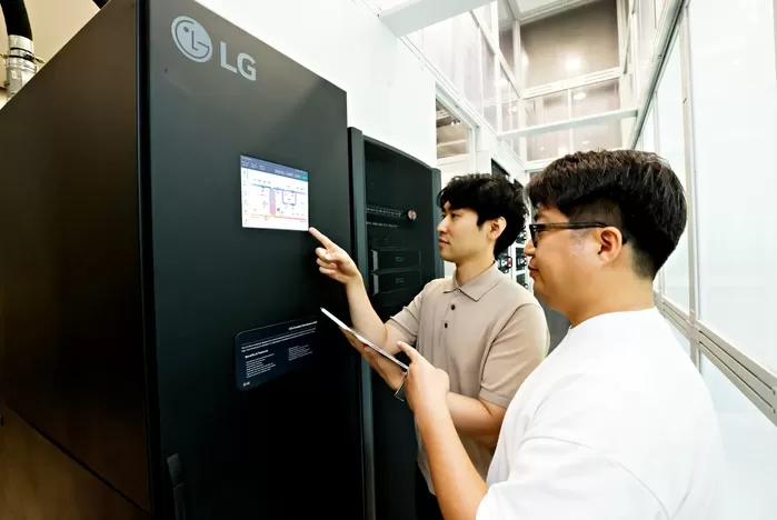 LG유플러스 직원이 AI 데이터센터 액체 냉각 솔루션인 LG전자 CDU를 테스트하고 있다.(사진 출처: LG유플러스) 기기 전면에는 LG 로고와 터치 디스플레이가 있으며, 한...