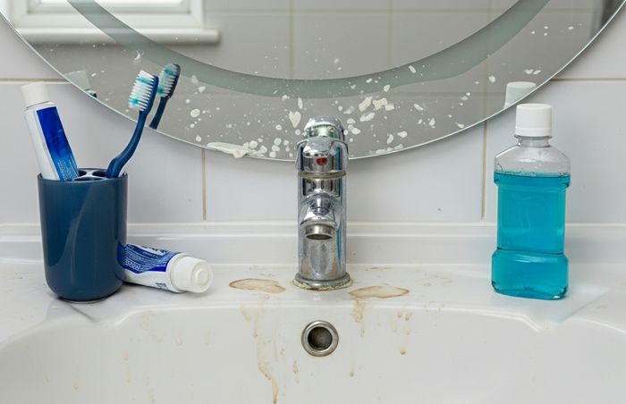 양치 대충하는 남편, 세면대 가글 자국까지... 아내 “뽀뽀하고 싶겠냐” 한숨