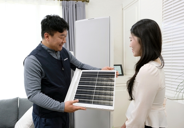 2. 삼성전자서비스 엔지니어가 에어컨 필터 상태를 확인하는 모습.jpg