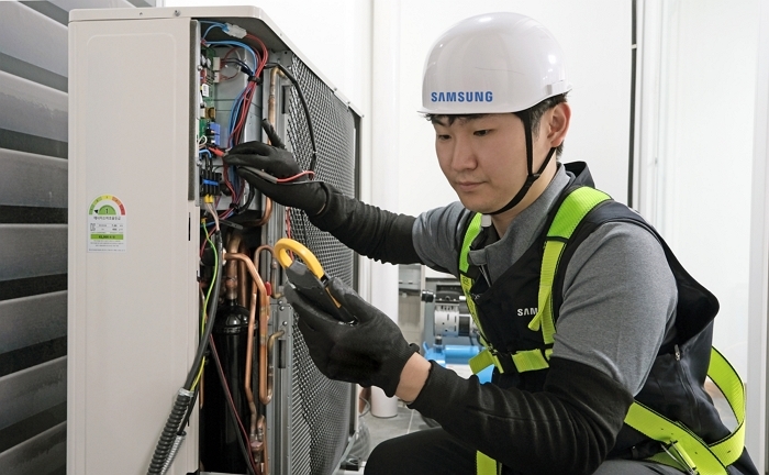4. 삼성전자서비스 엔지니어가 에어컨 실외기를 점검하는 모습.JPG