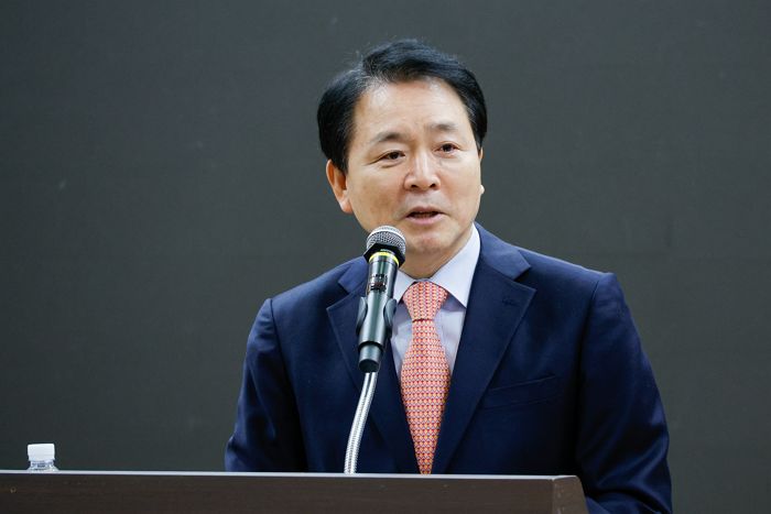 국힘 중진, 김건희에 ‘명품백’ 선물한 의원 아내 논란에 “100만원이 뇌물이냐”