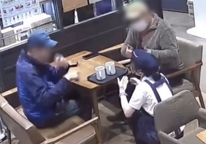 농인 손님 앞에 무릎 꿇고 시선 맞추더니 ‘수어 인사’... 누리꾼 울린 이디야 점주 (영상)